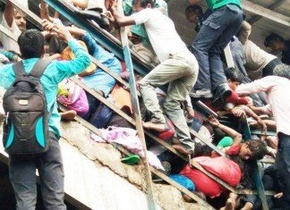 मुंबई में फुट ओवर ब्रिज पर भगदड़ मचने से 22 की मौत, 35 घायल, देखें वीडियो फुट ओवर ब्रिज पर भगदड़