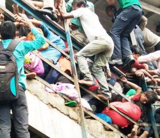 मुंबई में फुट ओवर ब्रिज पर भगदड़ मचने से 22 की मौत, 35 घायल, देखें वीडियो फुट ओवर ब्रिज पर भगदड़