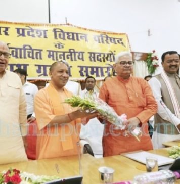 सीएम, डिप्टी सीएम समेत दो मंत्रियों ने ली MLC पद की शपथ, देखें तस्वीरें MLC पद की शपथ