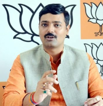 BJP का पलटवार, फूलपुर-गोरखपुर उपचुनावों से घबराए अखिलेश भाजपा का पलटवार