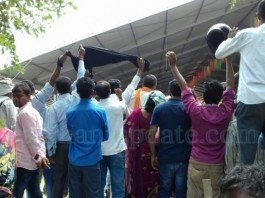 प्रधानमंत्री को काला झंडा