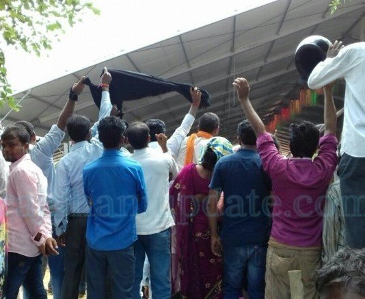 प्रधानमंत्री को काला झंडा