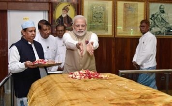 मजार पर मोदी