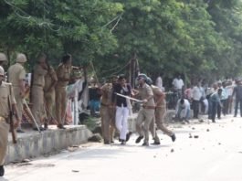 ग्राम रोजगार सेवक और पुलिस में भिड़ंत, पत्थर, लाठी और आंसू गैस के गोले चले, 91 गिरफ्तार ग्राम रोजगार सेवक