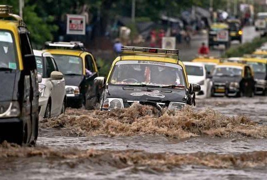 मुंबई की तेज रफ्तार को बारिश ने किया बाधित, ट्रेन-हवाई सेवा हुई ठप मूसलाधार बारिश