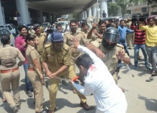 METRO: प्रदर्शन कर रहे सपाईयों पर बरसी पुलिस की लाठी, फूटे सिर लाठीचार्ज