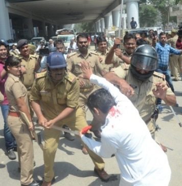 METRO: प्रदर्शन कर रहे सपाईयों पर बरसी पुलिस की लाठी, फूटे सिर लाठीचार्ज