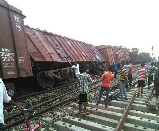 नहीं रुक रहे हादसे, वाराणसी में पटरी से उतरे मालगाड़ी के चार वैगन वैगन