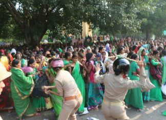 आंगनबाड़ी कार्यकर्त्रियों पर बरसी लाठी