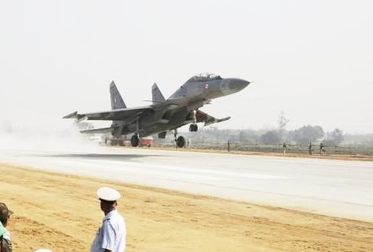 उतरेंगे लड़ाकू विमान