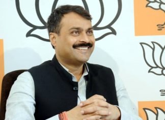 अखिलेश का अहंकार