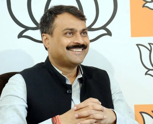 BJP का पलटवार, अखिलेश का अहंकार सरकार के बाद सपा को डुबो रहा अखिलेश का अहंकार