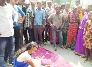 ट्रक की चपेट में आने से बाइकसवार मां-बेटी की मौत, चालक घायल, ग्रामीणों ने किया प्रदर्शन मां-बेटी की मौत