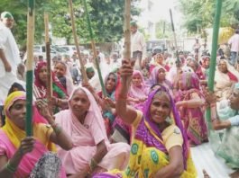 प्रदर्शन करते किसान