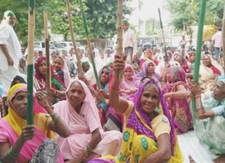 लाठी लेकर एलडीए पहुंची महिलाओं ने 30 साल से फंसे मुआवजे के लिए किया प्रदर्शन प्रदर्शन करते किसान