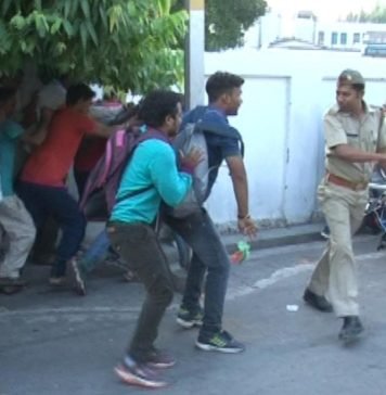 योग्यतानुसार पद मांगने एनेक्सी पहुंचे शिक्षा विभाग के कर्मचारियों को पुलिस ने दौड़ाकर पीटा, मुकदमा भी दर्ज शिक्षा विभाग के मृतक आश्रित