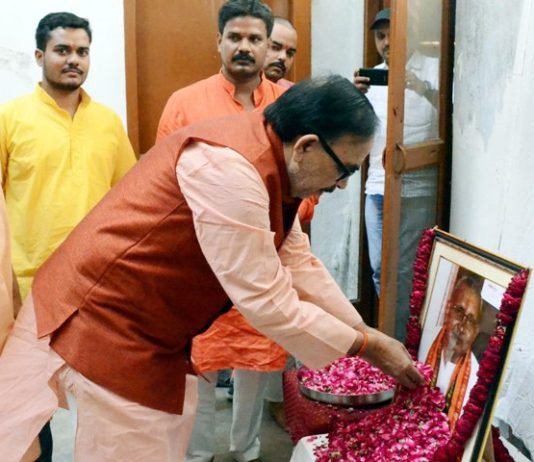 श्रद्धांजलि अर्पित कर महेंद्र पाण्डेय ने कहा समाज को समाज को समर्पित था संकटा प्रसाद का जीवन, अखिलेश पर भी बोला हमला संकटा प्रसाद सिंह