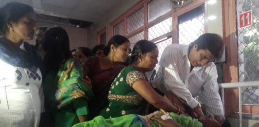 अस्पताल पहुंचकर राजबब्बर ने जाना आंगनबाड़ी कार्यकर्त्रियों का हाल, पुलिस की कार्रवाई को बताया अमानवीय राजबब्बर ने जाना आंगनबाड़ी कार्यकर्त्रियों का हाल