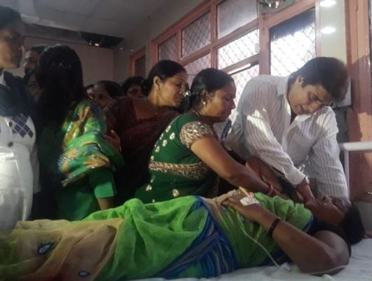 अस्पताल पहुंचकर राजबब्बर ने जाना आंगनबाड़ी कार्यकर्त्रियों का हाल, पुलिस की कार्रवाई को बताया अमानवीय राजबब्बर ने जाना आंगनबाड़ी कार्यकर्त्रियों का हाल