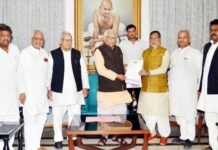 सपा के दिग्गजों ने राज्यपाल से मिलकर आंगनबाड़ी कार्यकर्त्रियों की रिहाई और पुलिस पर कार्रवाई की मांग