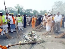 योगी ने लगाई गेट पर झाड़ू