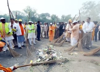 योगी ने लगाई गेट पर झाड़ू