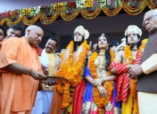 पुष्पक विमान से आए भगवान राम, योगी ने की आरती पुष्पक विमान