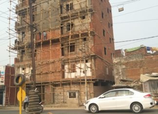 वीसी साहब! देखिए तो आपके कार्यालय के पास अवैध अपार्टमेंट बनवा रहे इंजीनियर अवैध अर्पाटमेंट