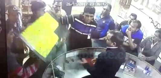 पुलिस कर्मियों का तांडव