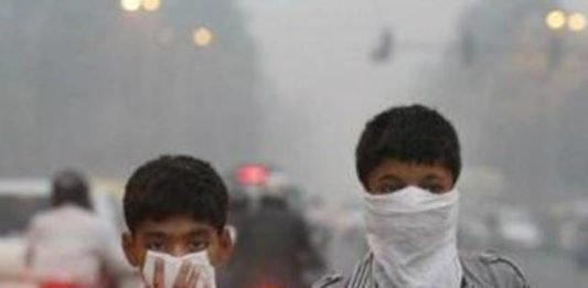 जहरीली धुंध से घिरा दिल्ली-एनसीआर, लोगों को सांस लेने में हो रही परेशानी जहरीली धुंध से घिरा दिल्ली