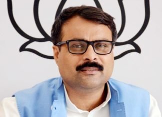 अखिलेश ने छोड़ा मैदान