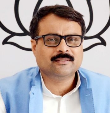 अखिलेश ने छोड़ा मैदान
