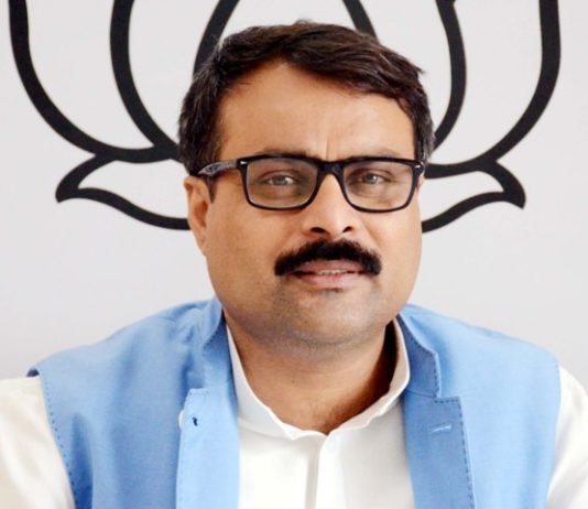 अखिलेश ने छोड़ा मैदान