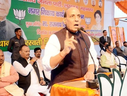 राजधानी पहुंचे राजनाथ सिंह ने कहा बिना भाजपा के मेयर के नहीं हो सकता लखनऊ का विकास लखनऊ का विकास