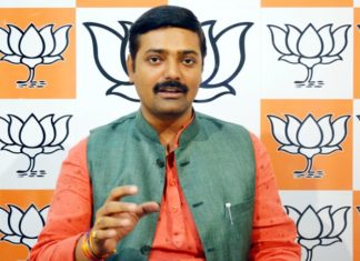 योगी पहुंचे मॉरीशस