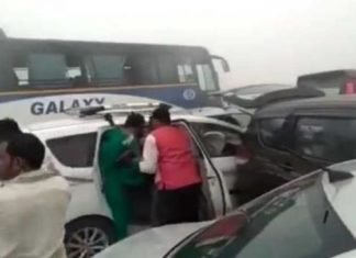 टकराती चली गई कारें