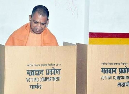 निकाय चुनाव में वोट डालकर बोले योगी भाजपा के प्रत्याशी प्रदेश भर में हासिल करेंगे प्रचंड बहुमत मतदान करते योगी