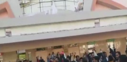 वाल्मीकि समाज पर टिप्पणी से सलमान की मुश्किल बढ़ी, फिल्म रिलीज पर सिनेमा हॉल में तोड़-फोड़ सलमान की बढ़ी मुश्किल