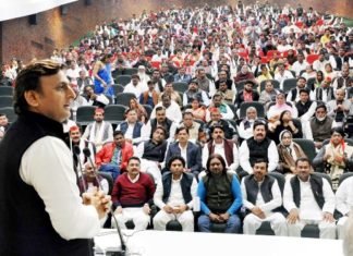 जीते प्रत्याशियों से बोले अखिलेश, “भाजपा से कहीं नहीं हुई सफाई, गुजरात में भी था ज्यादा कूड़ा” गुजरात मॉडल