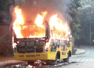 BHU के छात्रों ने फिर किया बवाल, DPS की बस फूंकी, 50 से ज्यादा वाहन तोड़ें, जानें वजह बीएचयू में बवाल