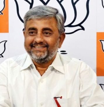 भाजपा का तंज मुलायम ने अखिलेश को समझाया यूपी की फसल बंजर कर गुजरात जाना बेवकूफी डॉ. मनोज मिश्र