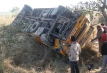 कॉलेज की बस पलटी