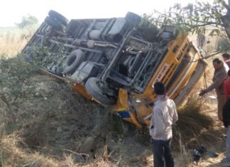 कॉलेज की बस पलटी