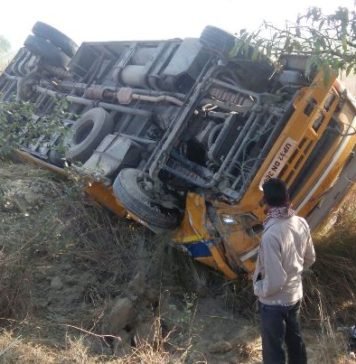 ड्राइवर की लापरवाही से इंजीनियरिंग कॉलेज की बस पलटी, दर्जन भर छात्र घायल कॉलेज की बस पलटी
