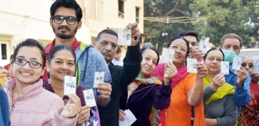 गुजरात में पूरा हुआ अंतिम चरण का मतदान, जानें कितने प्रतिशत हुई वोटिंग गुजरात में मतदान
