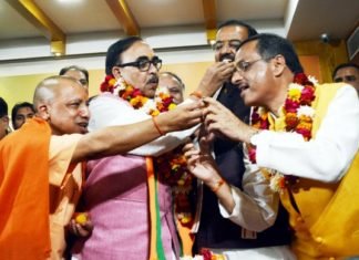 बीजेपी की सुनामी पर मुख्यालय में जश्न, वीडियो में देखिए योगी का अंदाज बीजेपी की सुनामी