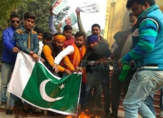पाक का झंडा जलाते लोग