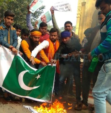 पाक का झंडा जलाते लोग