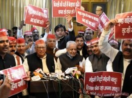 विधानमंडल के शीतकालीन सत्र के पहले दिन सपा-कांग्रेस ने किया जोरदार हंगामा शीतकालीन सत्र
