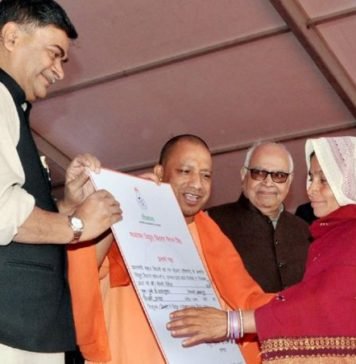 बोले योगी, “सरकार घर-घर दे रही बिजली, पहले सिर्फ मैनपुरी-इटावा में मिलती थी बिजली” घर-घर बिजली